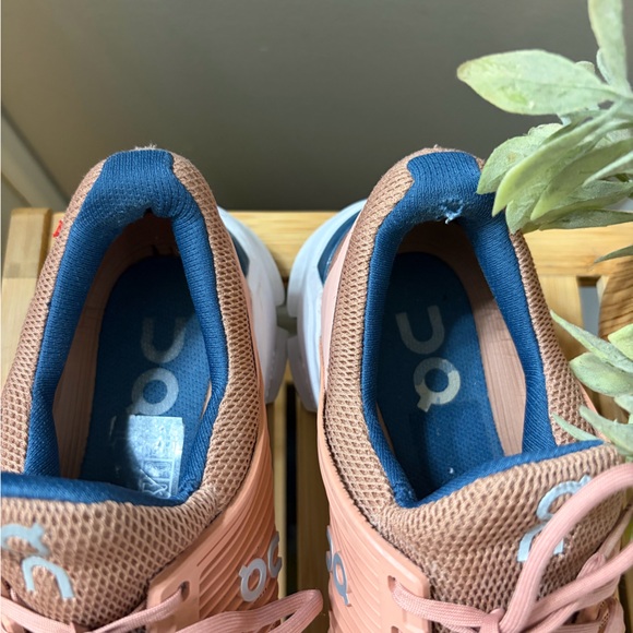 On Running Women's Cloudstyle Sneakers in Dusty Coral and Navy Women’s 8.5 - Picture 5 of 10